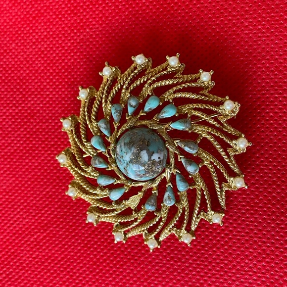 Two costume brooches and one costume ring, size seven. - Picture 3 of 8